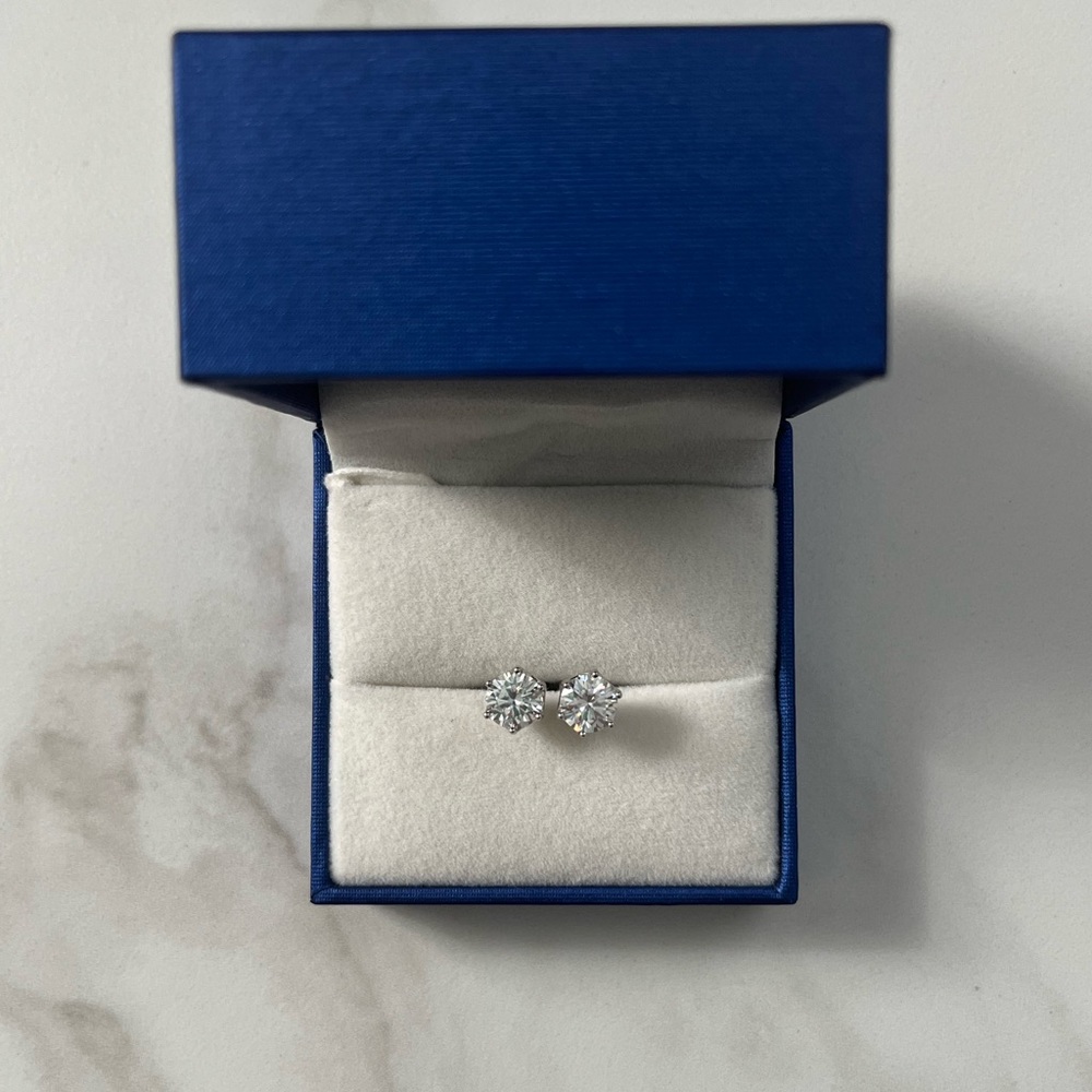 2 CT 18k White Gold Plated .925 Sterling Silver high grade vvs1 Moissanite Studs